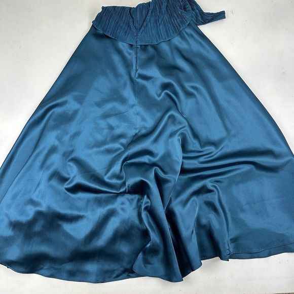 Cachet Teal Plisse Top Satin Formal Gown Dress Long Sleeveless Size 6 Zip Back - Picture 13 of 13